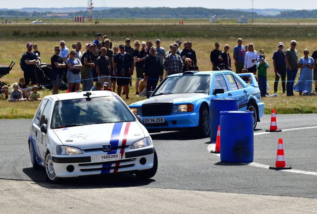 André Lykke Falck og Anders Michael Frederiksen er i deres lille Peugeot 106 GTI ved at blive indhentet af Verner Boiskov og Harald Søndergaard i Mercedes 190 2,3 16V foran en tusindtallig tilskuerskare på Flyvestation Aalborg.
(Foto: Michael Eisenberg)